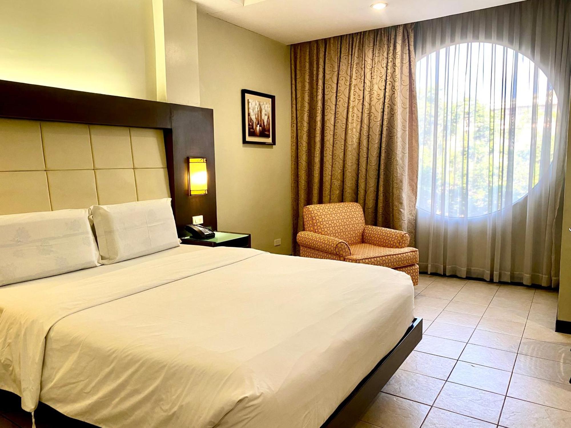 Circle Inn Hotel And Suites Bacolod Ngoại thất bức ảnh