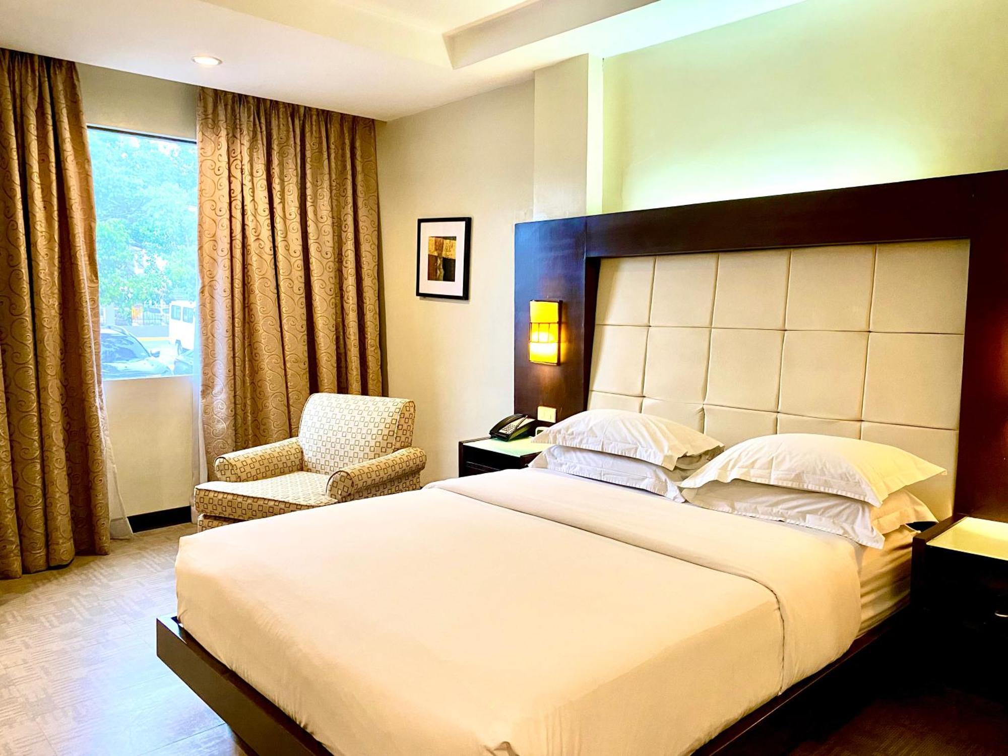 Circle Inn Hotel And Suites Bacolod Ngoại thất bức ảnh