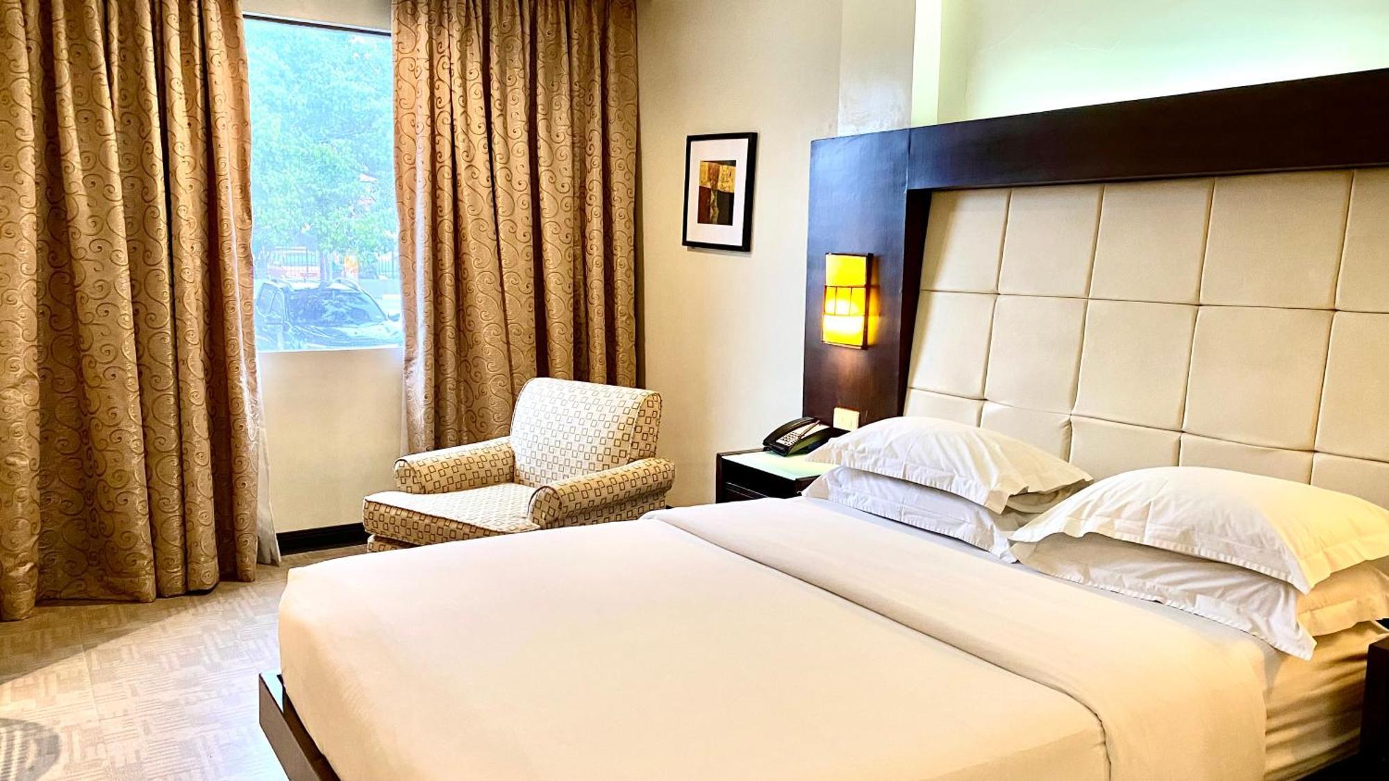 Circle Inn Hotel And Suites Bacolod Ngoại thất bức ảnh